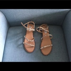 Steve Madden BRAND NEW Travel sandal. NEVER WORN. Size 8.5. Tan